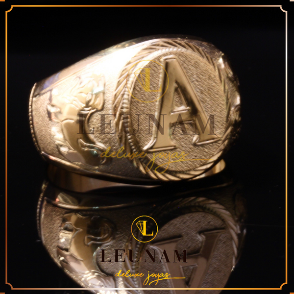 Anillo para caballero personalizado en oro 18kt.